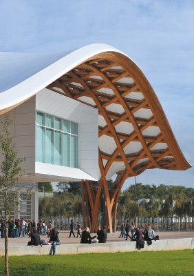Crédit photo : Centre Pompidou-Metz © Shigeru Ban Architects Europe et Jean de Gastines Architectes, avec Philip Gumuchdjian pour la conception du projet lauréat du concours / Metz Métropole / Centre Pompidou-Metz